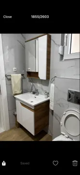 Moderne opremljeno kupatilo sa umivaonikom, ormarićem i WC šoljom. - image 3