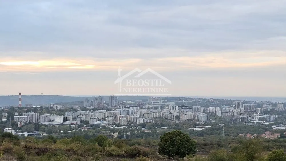 Pogled na gradski pejzaž sa višeg sprata sa oblačnim nebom.