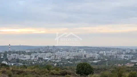 Pogled na gradski pejzaž sa višeg sprata sa oblačnim nebom. - image 7