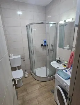 Manje kupatilo sa tuš kabinom, umivaonikom i veš mašinom. - image 6