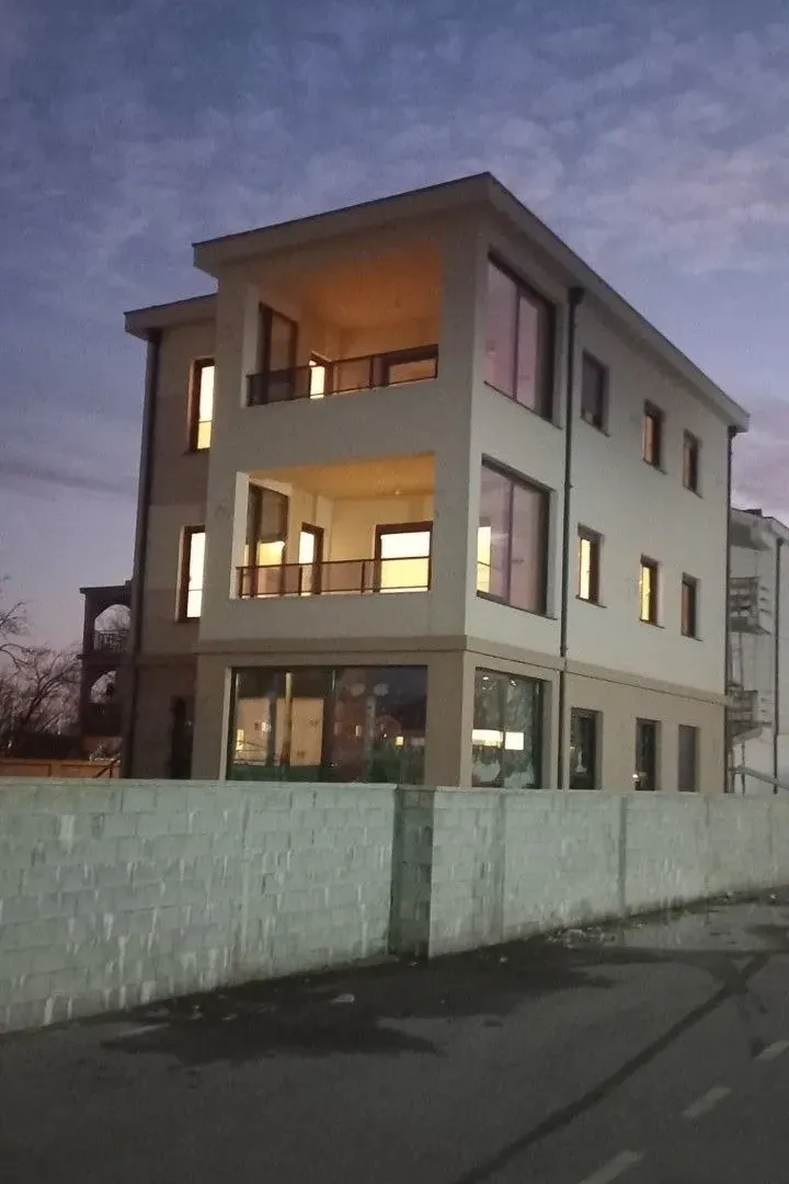 Izdavanje, kuća, 180m², Gornja Gorica, Podgorica