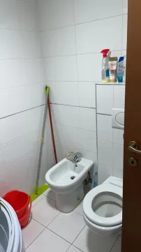 Malo kupatilo sa bideom i toaletnom šoljom. - image 10