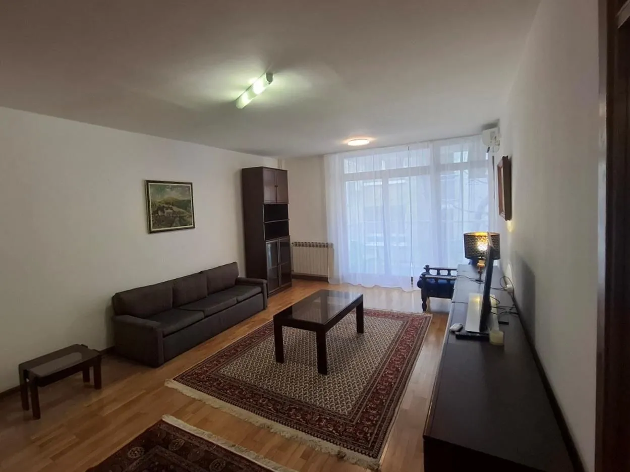 Izdavanje, trosoban stan, 95m², Vračar Sve Podlokacije, Beograd