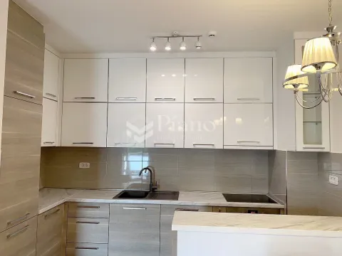 Moderna kuhinja sa bijelim visećim elementima i radnom površinom. - image 6