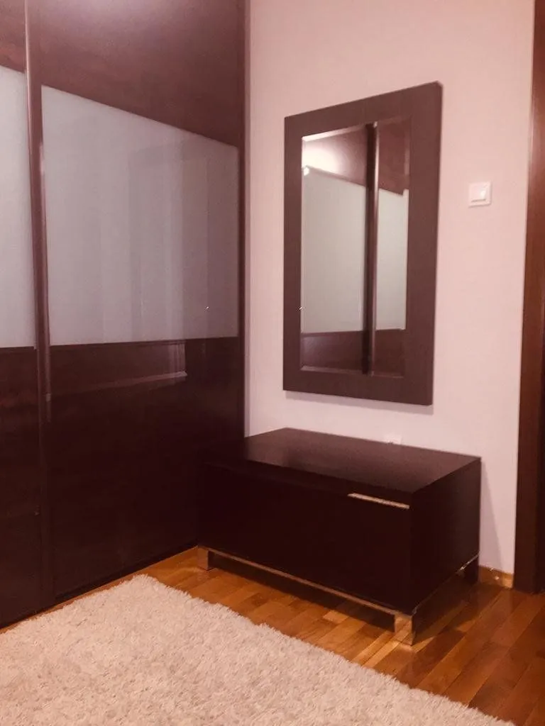 Izdavanje, dvosoban stan, 85m², Blok 6, Podgorica