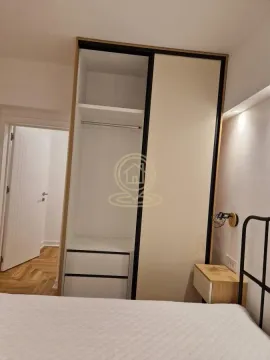 Spavaća soba sa ugradnim plakarom i krevetom. - image 12