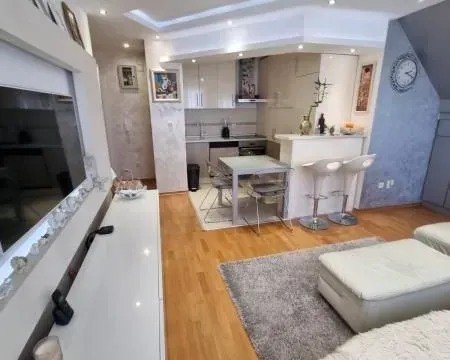 Izdavanje, četvorosoban stan, 100m², Centar, Novi Sad - image 5