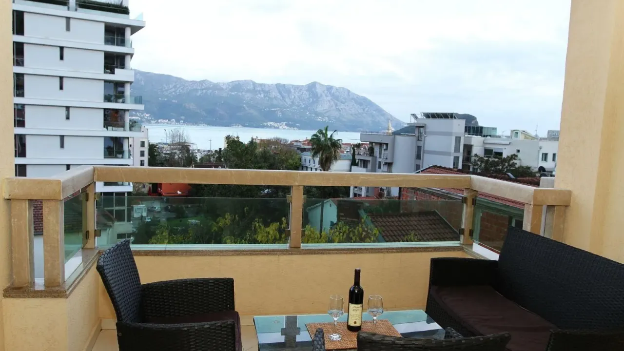 Izdavanje, dvosoban stan, 70m², Budva, Crna Gora
