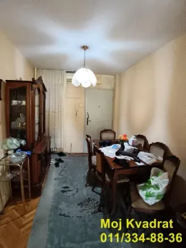 Dnevna soba sa trpezarijskim stolom i vintage vitrinom. - image 5