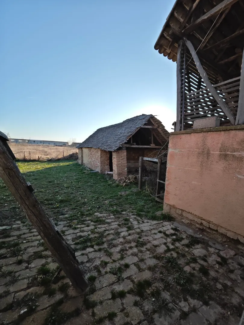 Pogled na stare pomoćne objekte u dvorištu seoskog imanja.