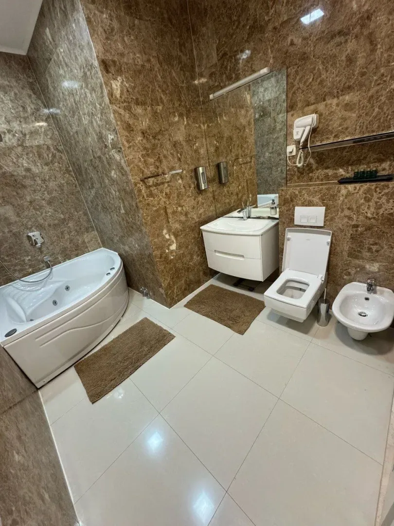 Moderne kupatilo sa kadom, umivaonikom i wc šoljom.