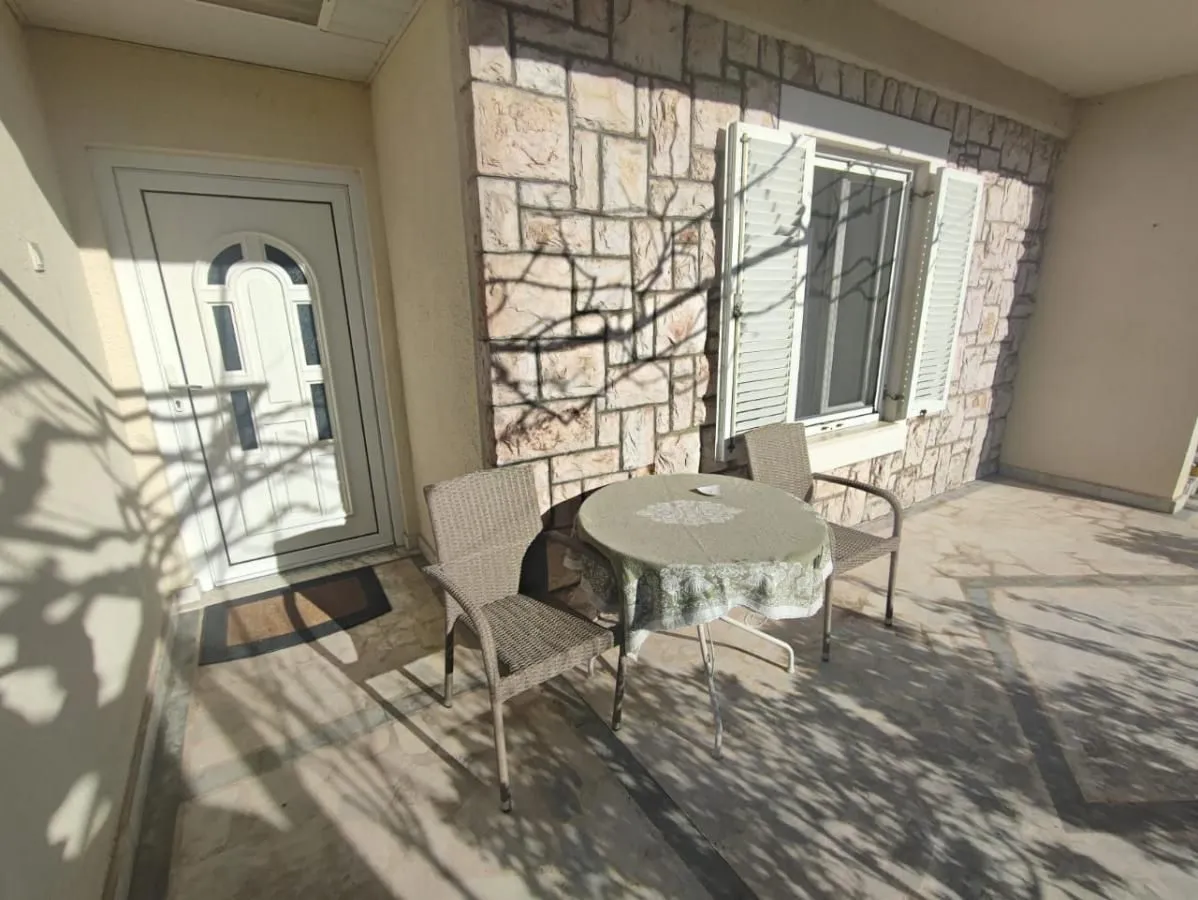 Rent, one bedroom apartment, 40m², Kalimanj, Tivat