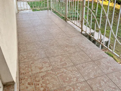 Natkrivena terasa sa popločanim podom i zaštitnom ogradom. - image 15