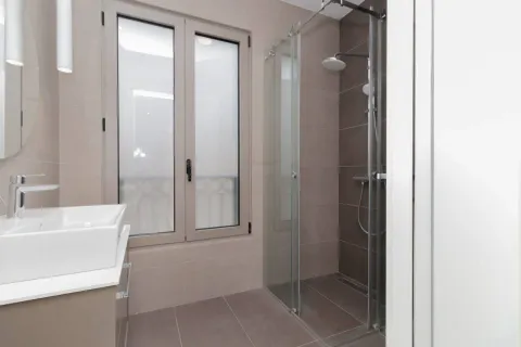 Moderne kupatilo sa umivaonikom i tuš kabinom. - image 3