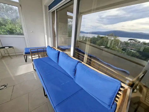 Natkrivena terasa sa garniturom za sjedenje i pogledom na more. - image 16