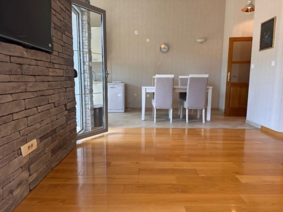 Izdavanje, dvosoban stan, 62m², Đenovići, Herceg Novi