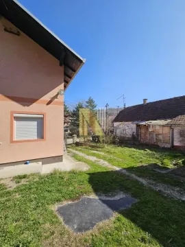 Dvorište sa kućom i pomoćnim objektom po sunčanom danu. - image 19