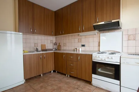 Kuhinja sa drvenim elementima i bijelom tehnikom. - image 3