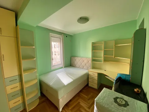 Dječja soba sa krevetom, radnim stolom i garderoberom u zelenim tonovima. - image 5