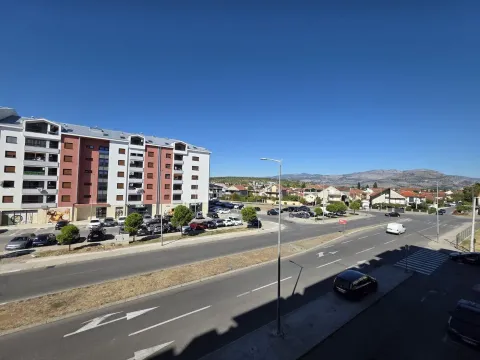 Pogled sa terase na ulicu, parking i okolne stambene zgrade. - image 9