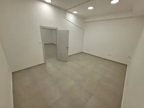 Izdavanje, poslovni prostor, 115m², Blok 6, Podgorica - image 8
