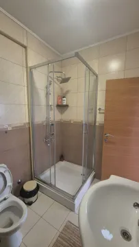 Kupatilo opremljeno tuš kabinom, umivaonikom i wc šoljom. - image 8