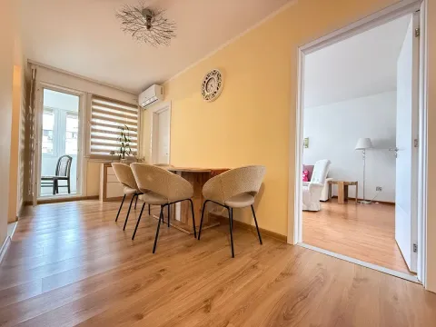 Trpezarija sa stolom i stolicama, sa pogledom na terasu i prolazom u drugu prostoriju. - image 8