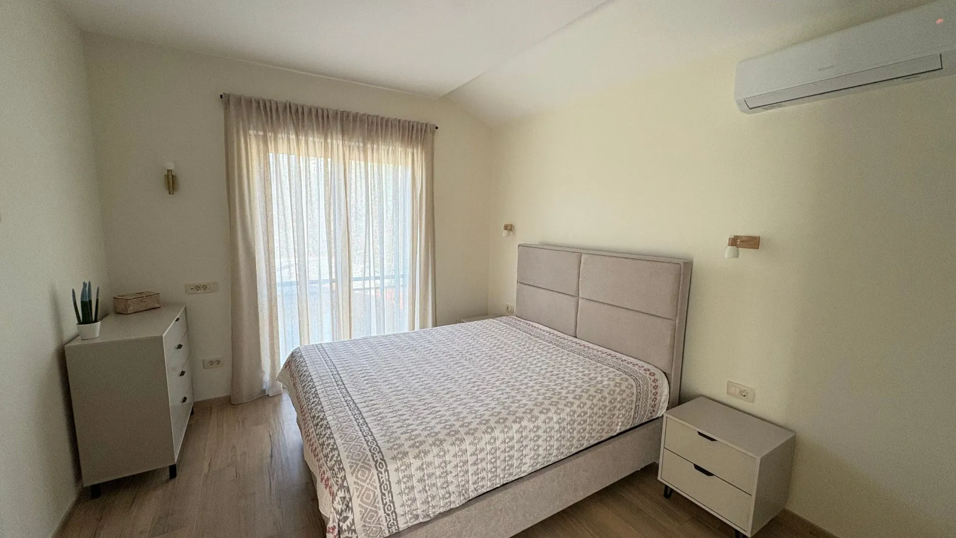 Izdavanje, jednosoban stan, 50m², Tivat, Crna Gora