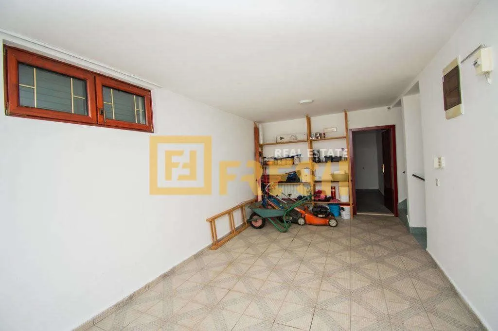 Rent, house, 450m², Zabjelo, Podgorica