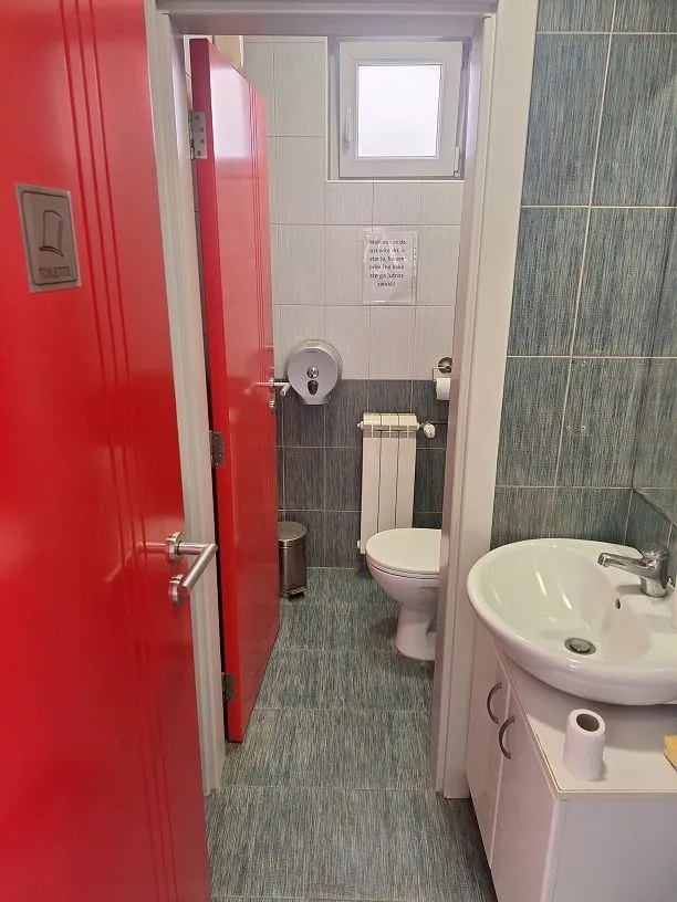 Small bathroom with a washbasin and a toilet.