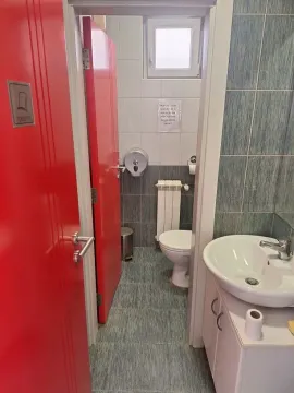 Small bathroom with a washbasin and a toilet. - image 6