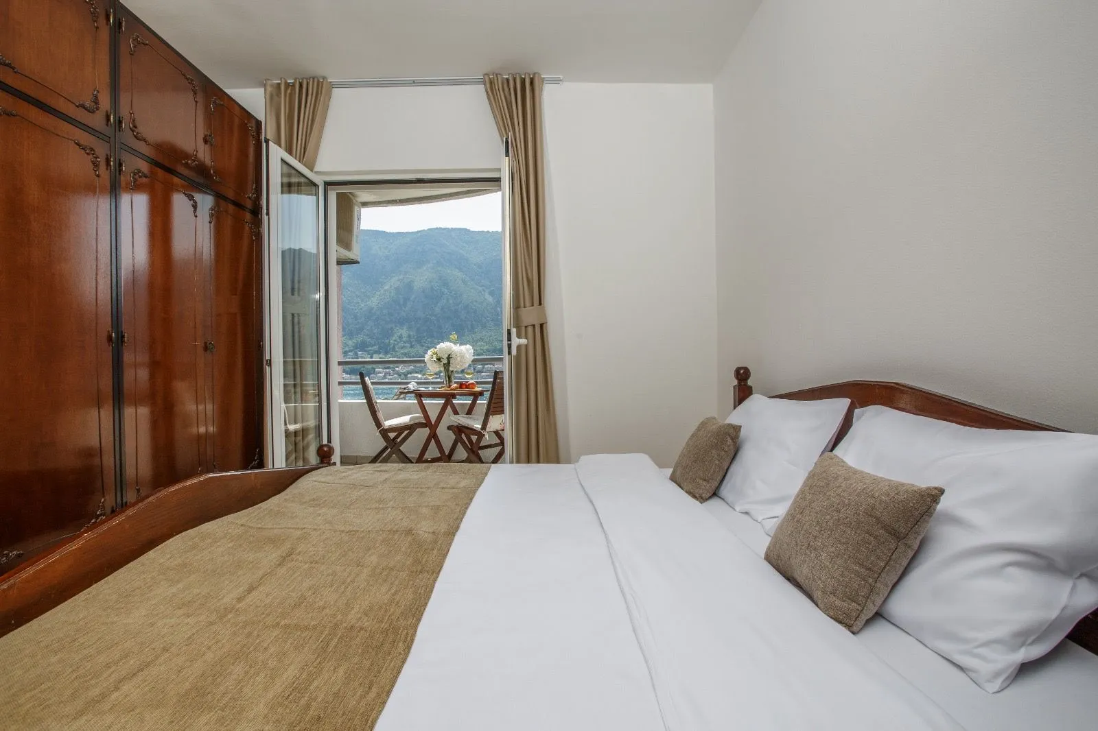 Rent, two bedroom apartment, 85m², Dobrota, Kotor