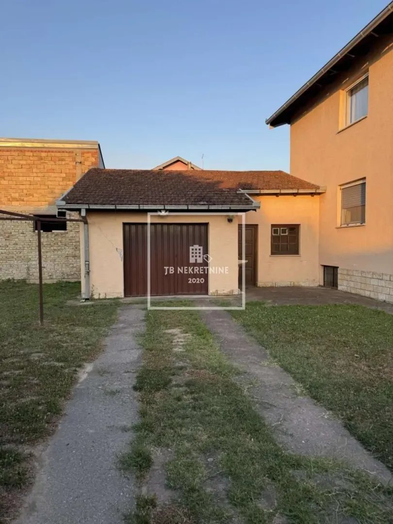 Pogled na dvorište i pomoćni objekat porodične kuće.