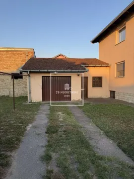 Pogled na dvorište i pomoćni objekat porodične kuće. - image 2