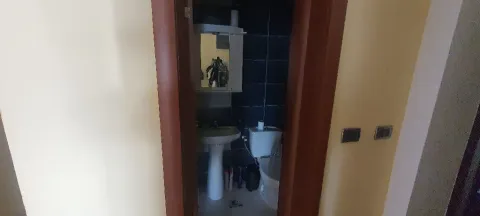 Pogled na manje kupatilo sa umivaonikom i wc šoljom kroz vrata. - image 9