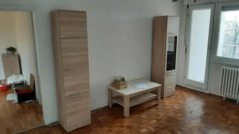 Prazna soba sa drvenim elementima nameštaja i parketom na podu. - image 3