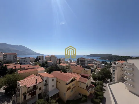 Pogled sa terase na naselje, more i planine u daljini. - image 2