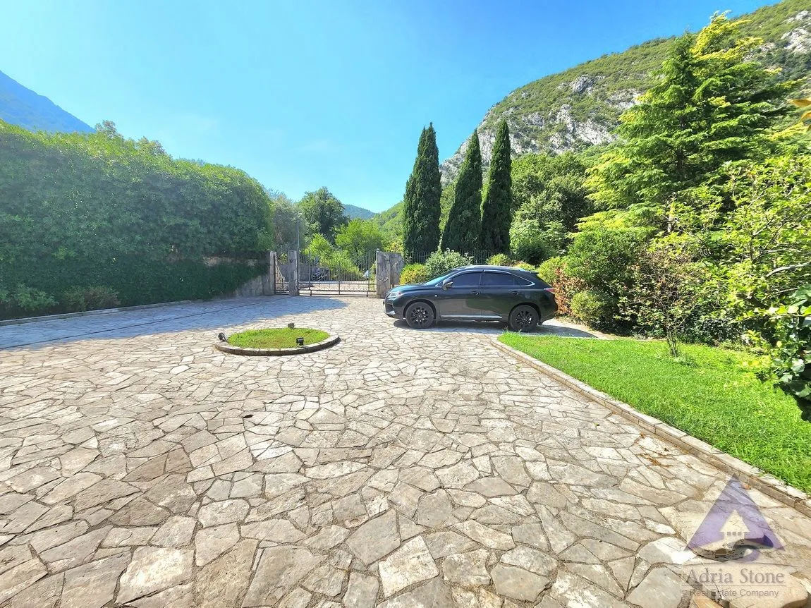 Prodaja, kuća, 1500m², Škaljari, Kotor
