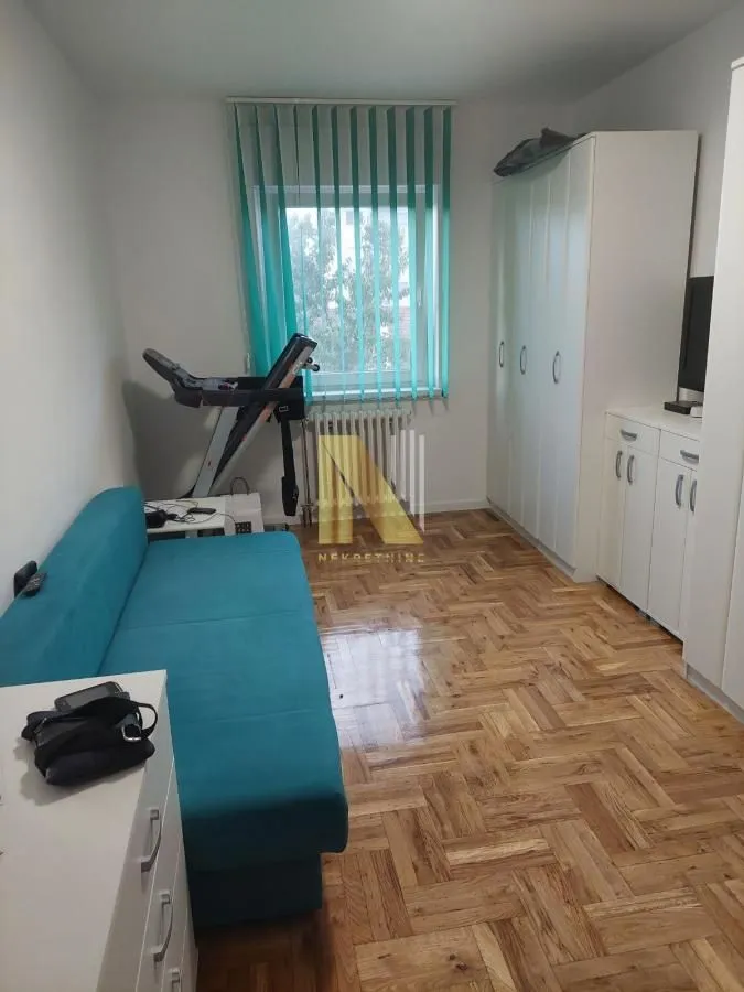 Dnevna soba sa krevetom na razvlačenje i trakom za trčanje.