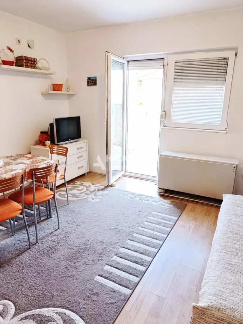 Living room with a dining table and access to the terrace.
