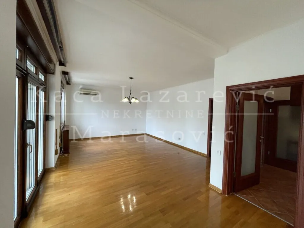 Izdavanje, trosoban stan, 126m², Savski Venac, Beograd