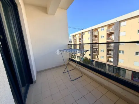 Manja nenamještena terasa sa stalkom za sušenje veša i pogledom na okolne zgrade. - image 7