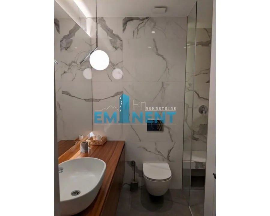Modern bathroom equipped with a washbasin and a walk-in shower.