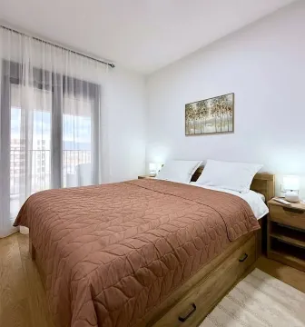 Bright bedroom with a double bed and access to the terrace. - image 10