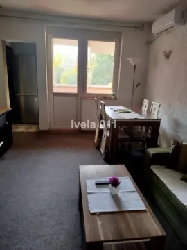 Dnevna soba sa garniturom za sedenje i trpezarijskim stolom. - image 10