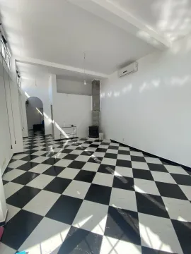 Prostrana prazna prostorija sa crno-bijelim podom u obliku šahovnice i bijelim zidovima. - image 3
