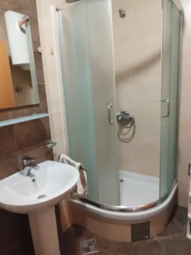 Manje kupatilo sa umivaonikom i tuš kabinom. - image 3