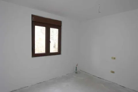 Prazna nenameštena soba sa bijelim zidovima i jednim prozorom u novogradnji. - image 21