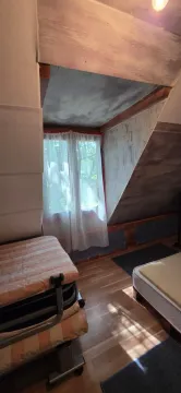 Potkrovlje sa krevetom i prozorom. - image 13