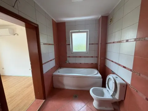Kupatilo sa kadom i wc šoljom. - image 15